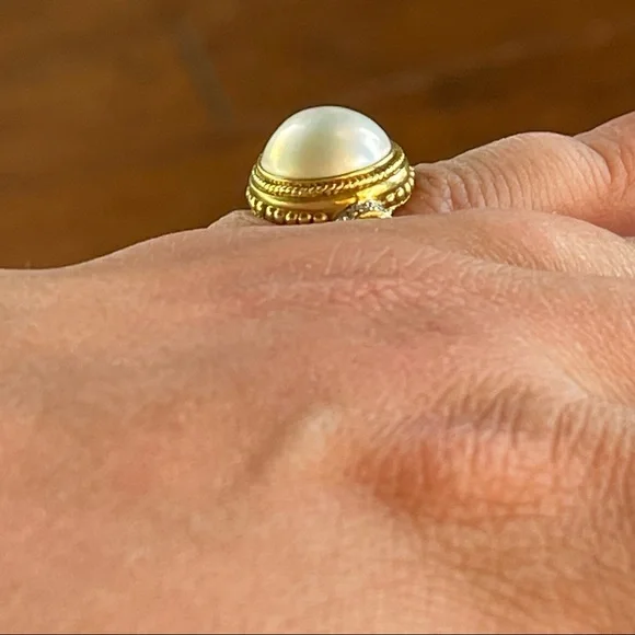 Authentic White Mabé Pearl 18kt gold w/ diamonds cocktail ring retail $3000 - Picture 3 of 11